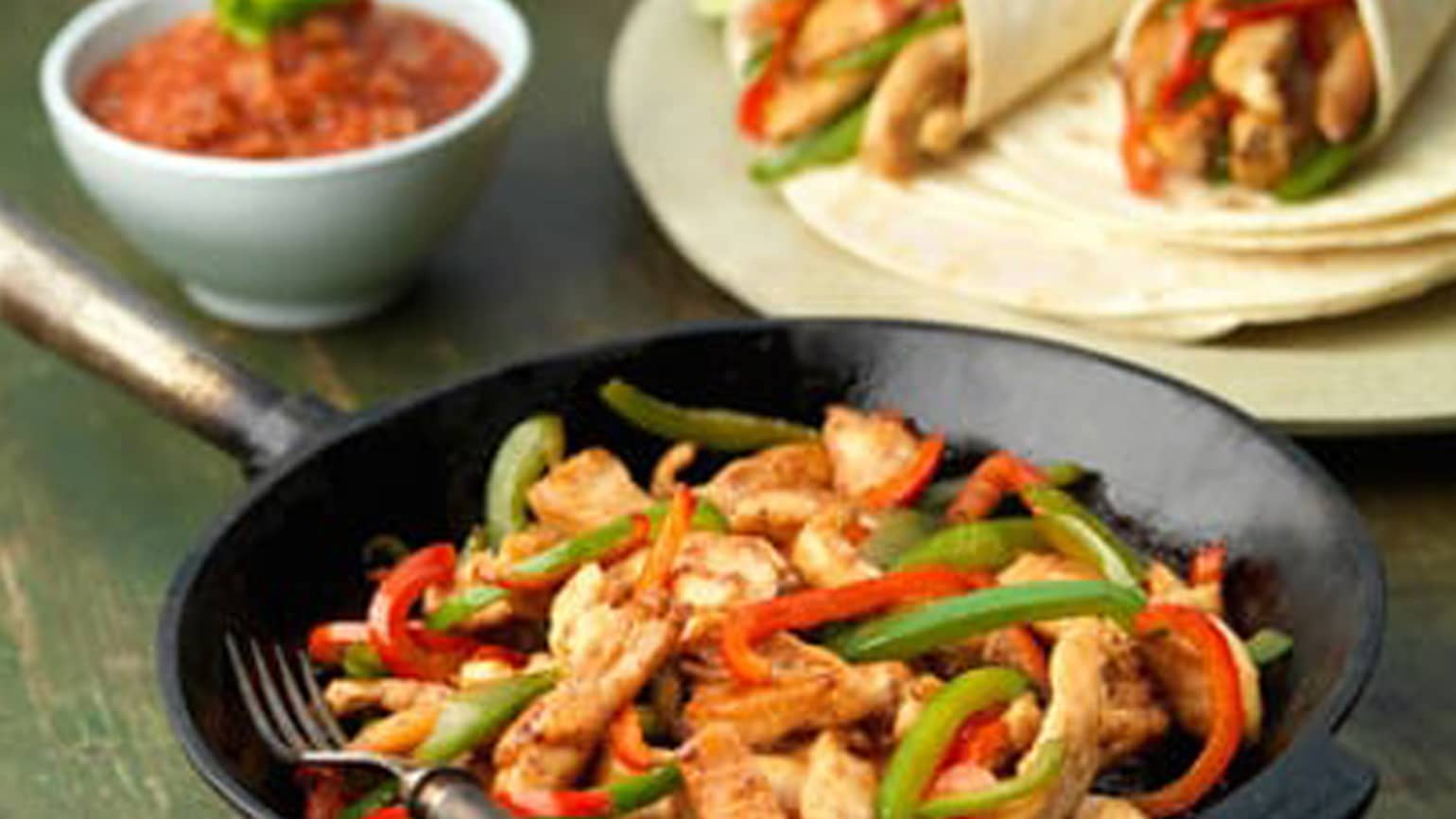 Hühnchen-Fajitas mit Paprika-Zwiebel-Füllung hero